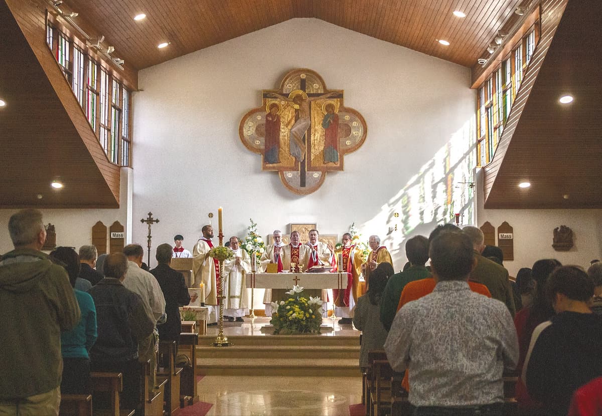 Mass celebrated by clergy before the congregation
